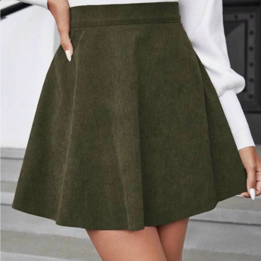 Green flowy stretchy skirt
